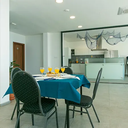 Seaside With A Swimming Pool Brela, Makarska - 19834 *